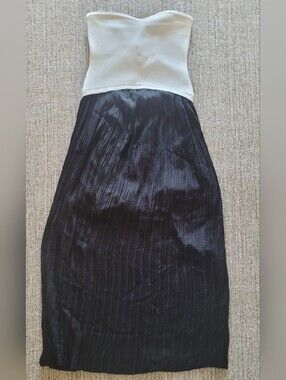 NWOT Moon River White And Black Strapless And Pleated Maxi Dress